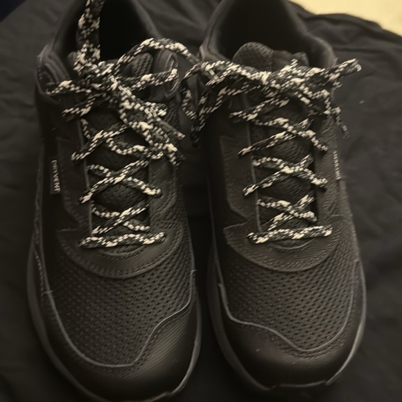 Boys North Face waterproof shoes, size 6. Never worn. - Picture 5 of 7